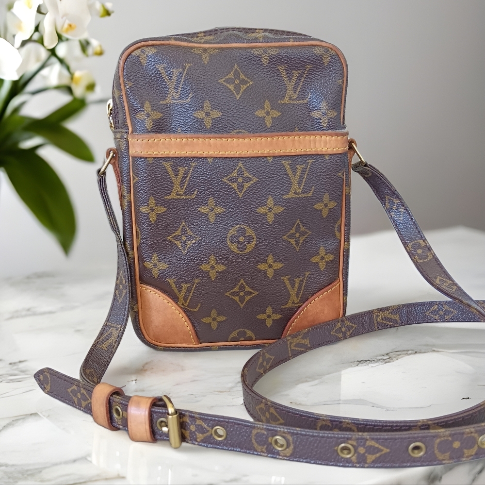Louis Vuitton Danube EUC✨️ Monogram Messenger Bag – Vintage Unisex - Picture 2 of 16